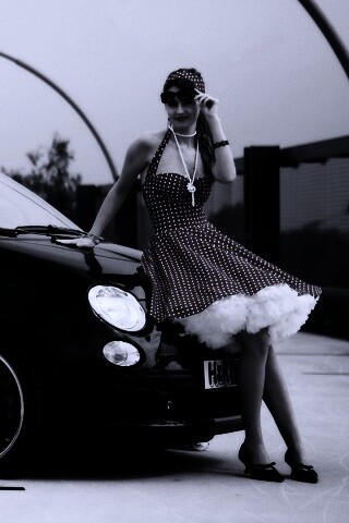 Черный фиат и девушка обои