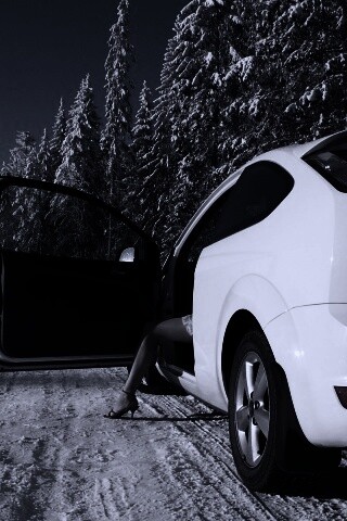 Девушка выходит из Ford Focus обои