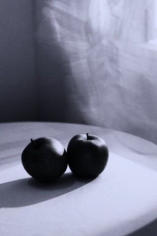 Яблоки на столе перед окном обои