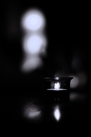 Свеча во тьме обои