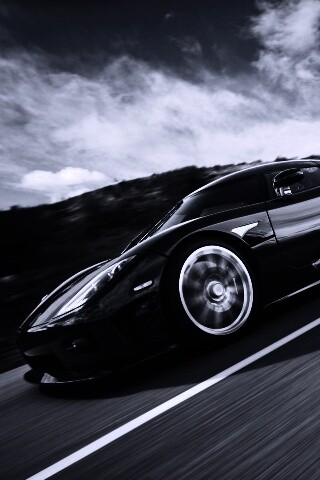 Автомобиль Koenigsegg мчится по трассе обои