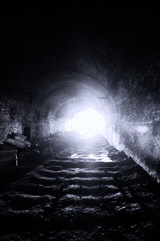 Захламленный тоннель обои