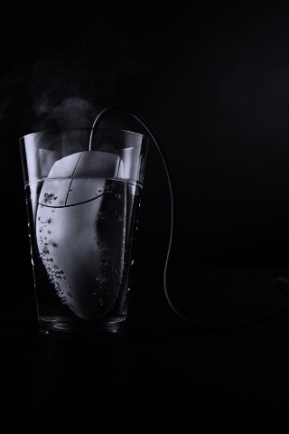 Дымящаяся мышка в стакане воды обои