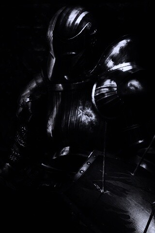 Поверженный рыцарь в доспехах обои