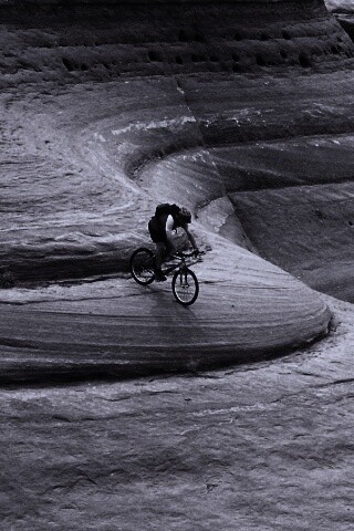 Опасный спуск на велосипеде обои