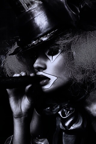 Девушка клоун курит сигару обои