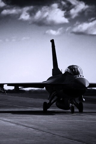 Истребители f16 Falcon на взлетной полосе обои