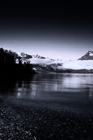 Озеро в предгорье обои