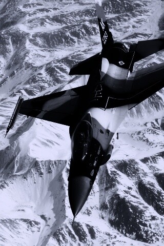 Истребитель над снежными пиками гор обои