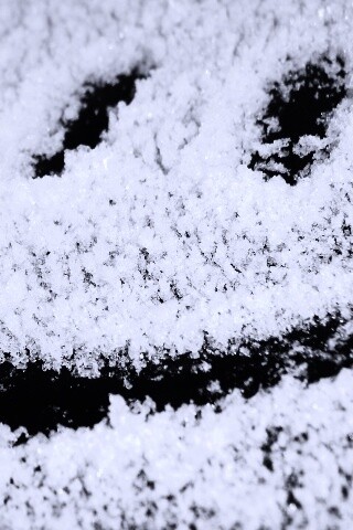 Смайлик на заснеженном стекле обои