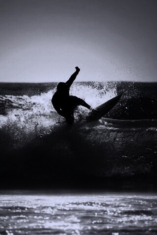 Сёрфер поймал волну обои