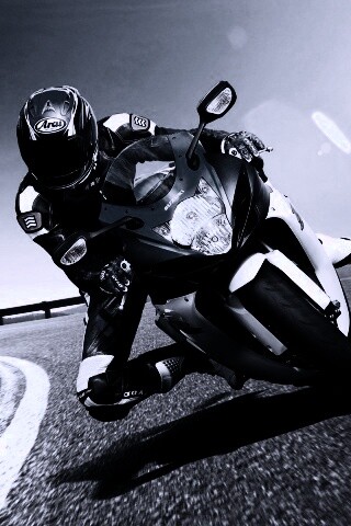 Мотоциклист на повороте обои