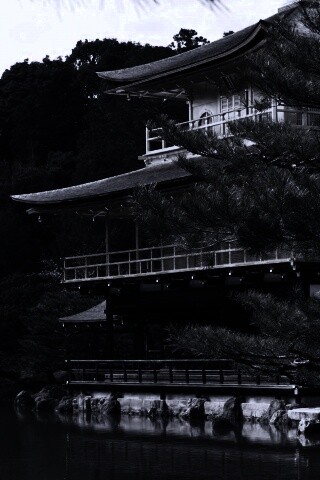 Пагода на берегу озера обои