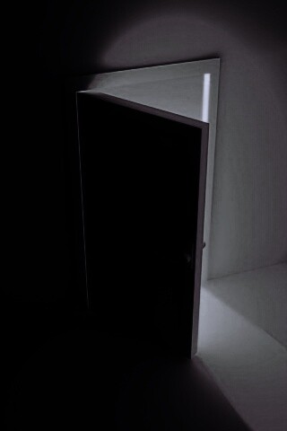 Свет из-за открытой двери обои