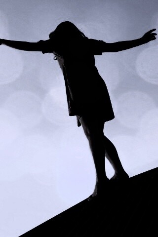 Девушка на крутой крыше обои