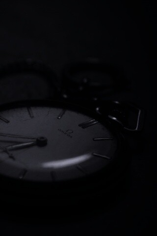 Часы на цепочке обои