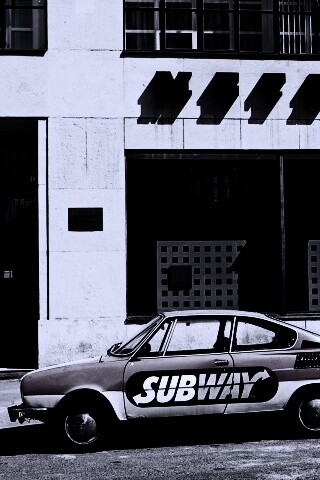 Реклама Subway на машине в Праге обои