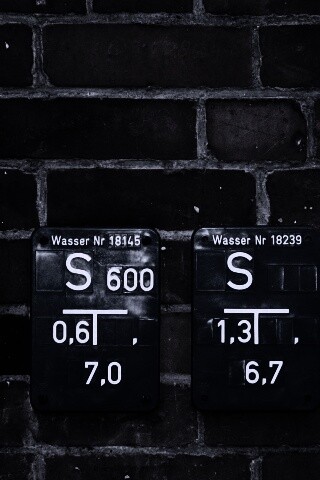 Стена с обозначениями обои