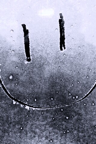 Улыбка на стекле обои