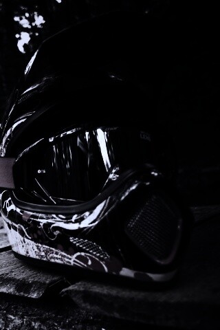 Шлем на лесной велотрассе обои