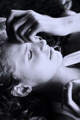 Девушка с яблоками обои