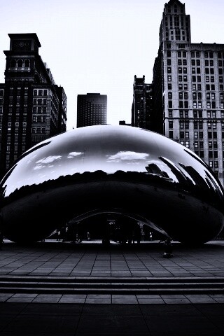 Отражение города в зеркальном монументе обои