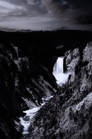 Водопад в скалистой местности обои