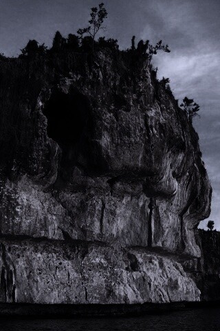 Пещера в скале над морем обои