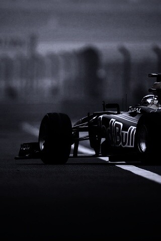 Болид выезжает на трассу обои