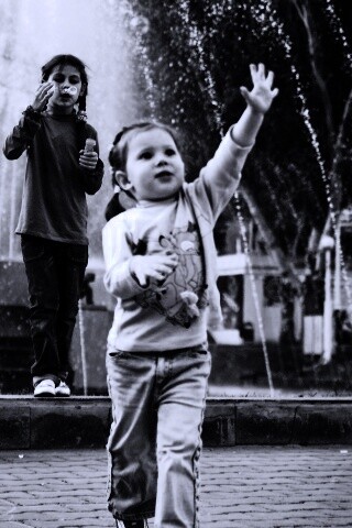 Дети у фонтана обои