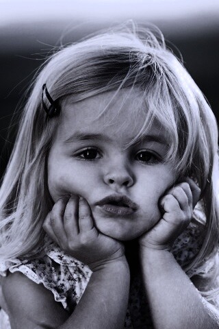 Малышка грустит обои