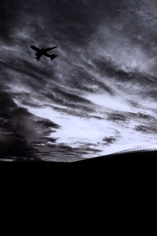 Самолет в закатном небе обои