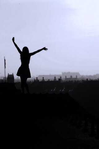 Девушка на крыше обои