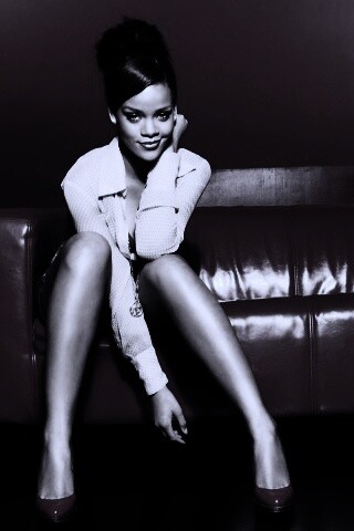 Рианна на красном кожаном диване обои