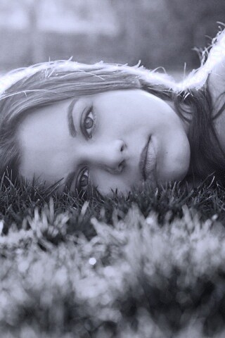 Девушка на траве обои