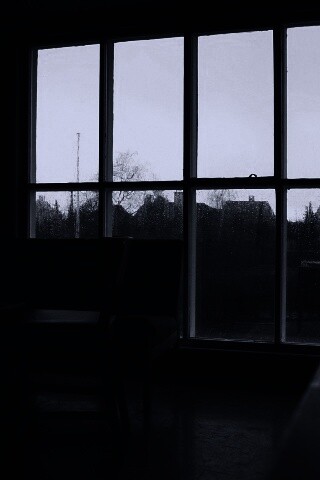 Тёмная комната и дождь за окном обои