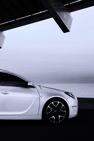 Белый седан под крышей обои