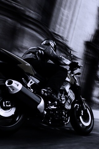 Ямаха и наездник на улицах города обои