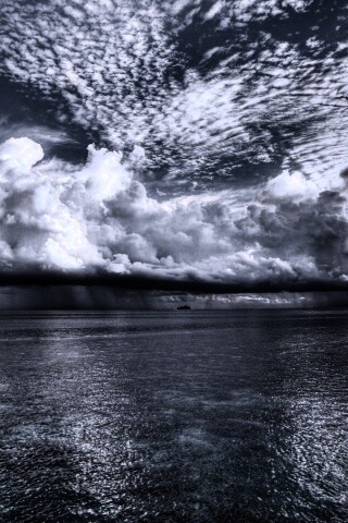 Тучи над морем обои