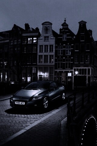 Автомобиль на мосту в свете фонаря обои