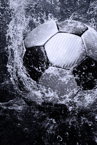 Футбольный мяч в воде обои