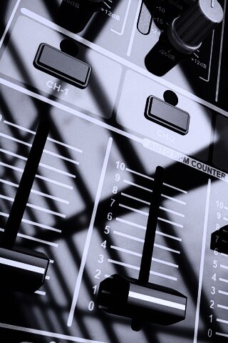 Пульт диджея и отражение на нем обои