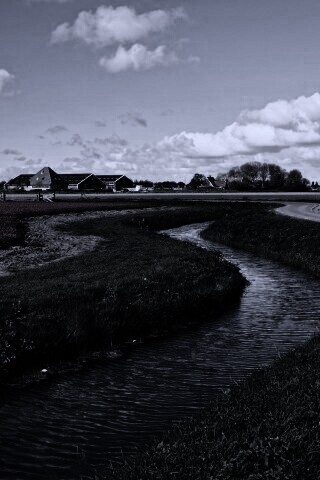 Канал вдоль дороги обои