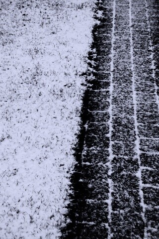 След покрышек в снегу обои