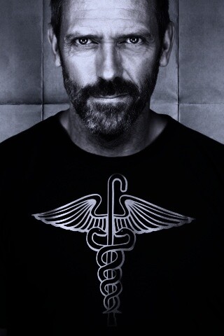 Доктор Хаус в футболке со змеями на трости обои