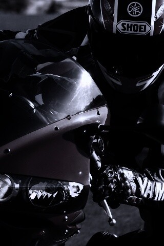 Мотоциклист на красной ямахе обои