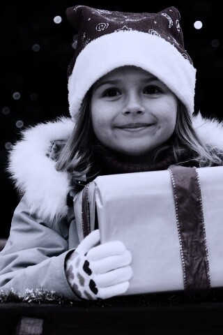 Ребенок с подарком обои