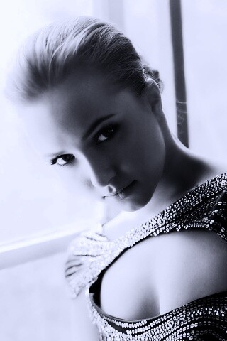 Блондинка у окна обои