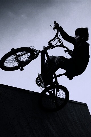 Мальчик на рампе обои