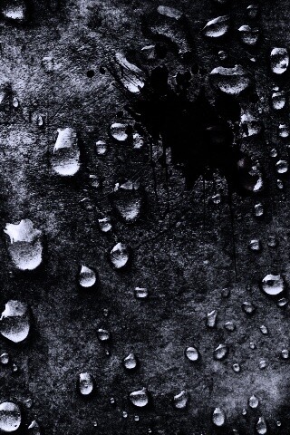 Кровавое пятно и капли воды обои